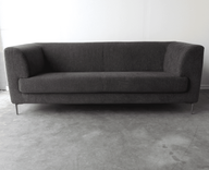 Begagnad soffa Mussi Furninova från i grått tyg. Mått: Bredd 200 cm, Djup 85 cm, Höjd 73 cm, Sitthöjd 42 cm. 