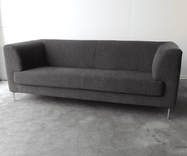 Begagnad soffa Mussi Furninova från i grått tyg. Mått: Bredd 200 cm, Djup 85 cm, Höjd 73 cm, Sitthöjd 42 cm. 