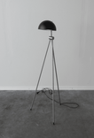 Begagnad golvlampa Radon från Lightyears i svart. Mått: Bredd 47 cm, Djup 47 cm, Höjd 120 cm. 