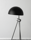 Begagnad golvlampa Radon från Lightyears i svart. Mått: Bredd 47 cm, Djup 47 cm, Höjd 120 cm. 