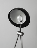 Begagnad golvlampa Radon från Lightyears i svart. Mått: Bredd 47 cm, Djup 47 cm, Höjd 120 cm. 