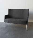 Begagnad tvåsits soffa Invito från Kinnarps i mörkgrått ulltyg. Mått: Bredd 121 cm, Djup 55 cm, Höjd 86 cm, Sitthöjd 42 cm. 