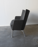 Begagnad tvåsits soffa Invito från Kinnarps i mörkgrått ulltyg. Mått: Bredd 121 cm, Djup 55 cm, Höjd 86 cm, Sitthöjd 42 cm. 