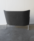Begagnad tvåsits soffa Invito från Kinnarps i mörkgrått ulltyg. Mått: Bredd 121 cm, Djup 55 cm, Höjd 86 cm, Sitthöjd 42 cm. 