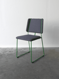 Begagnad konferensstol Frankie från Johanson Design. Klädd i grå textil med grönt stativ. Mått: Bredd: 45,5 cm. Djup: 49,5 cm. Höjd: 82 cm. Sitthöjd: 47 cm.