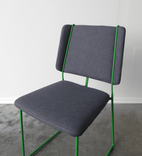 Begagnad konferensstol Frankie från Johanson Design. Klädd i grå textil med grönt stativ. Mått: Bredd: 45,5 cm. Djup: 49,5 cm. Höjd: 82 cm. Sitthöjd: 47 cm.