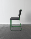 Begagnad konferensstol Frankie från Johanson Design. Klädd i grå textil med grönt stativ. Mått: Bredd: 45,5 cm. Djup: 49,5 cm. Höjd: 82 cm. Sitthöjd: 47 cm.