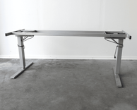 Begagnat elstativ från Isku i grått. Mått: Bredd 170 cm, Djup 76 cm, Höjd justerbar från 67,5 till 117 cm. 
