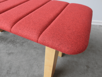 Begagnad sittbänk Collaborate från EFG i rött tyg och askträ. Mått: Bredd 113, Djup 37 cm, Höjd 46 cm. 