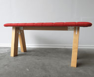 Begagnad sittbänk Collaborate från EFG i rött tyg och askträ. Mått: Bredd 113, Djup 37 cm, Höjd 46 cm. 