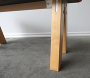 Begagnad sittbänk Collaborate från EFG i rött tyg och askträ. Mått: Bredd 113, Djup 37 cm, Höjd 46 cm. 