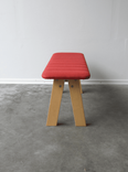 Begagnad sittbänk Collaborate från EFG i rött tyg och askträ. Mått: Bredd 113, Djup 37 cm, Höjd 46 cm. 
