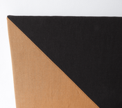 Begagnad väggabsorbent Kite från Efg i brun/svart färg. Mått: Bredd 100 cm, Djup 5 cm, Höjd 100 cm. 