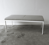 Begagnad sittbänk Create Seating från EFG. Sitsen klädd i grått tyg och underrede i vitt. Mått: Bredd 114 cm, Djup 57 cm, Höjd 44 cm, Sitthöjd 44 cm. 