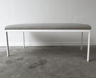 Begagnad sittbänk Create Seating från EFG. Sitsen klädd i grått tyg och underrede i vitt. Mått: Bredd 114 cm, Djup 57 cm, Höjd 44 cm, Sitthöjd 44 cm. 
