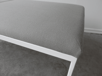 Begagnad sittbänk Create Seating från EFG. Sitsen klädd i grått tyg och underrede i vitt. Mått: Bredd 114 cm, Djup 57 cm, Höjd 44 cm, Sitthöjd 44 cm. 