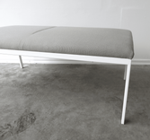 Begagnad sittbänk Create Seating från EFG. Sitsen klädd i grått tyg och underrede i vitt. Mått: Bredd 114 cm, Djup 57 cm, Höjd 44 cm, Sitthöjd 44 cm. 