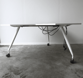 Begagnat konferensbord på hjul Trixagon från Kinnarps i vitt med tre inbyggda eluttag. Mått: bredd 166 cm, djup 166 cm och höjd 74 cm.