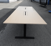 Begagnat konferensbord VX från Horreds i ljus ask med infällda powerboxar, svart stativ. Mått: bredd 320 cm, djup 110 cm och höjd 72.5 cm. 