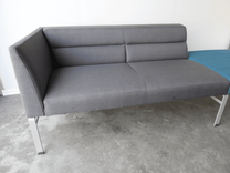 Begagnad modulsoffa Wilson från Kinnarps i grått tyg med och turkos sittpuff. Bredd: 220 cm, djup: 79 cm, höjd: 74 cm. 