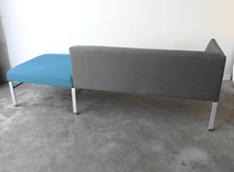 Begagnad modulsoffa Wilson från Kinnarps i grått tyg med och turkos sittpuff. Bredd: 220 cm, djup: 79 cm, höjd: 74 cm. 