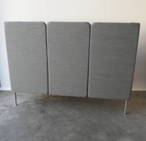 Begagnad soffa med hög rygg Senso från Fora Form. Mått Bredd 200 cm, Djup 65 cm, Höjd 140 cm, sitthöjd 45 cm. 