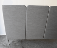 Begagnad soffa med hög rygg Senso från Fora Form. Mått Bredd 200 cm, Djup 65 cm, Höjd 140 cm, sitthöjd 45 cm. 