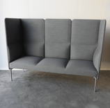 Begagnad soffa med hög rygg Senso från Fora Form. Mått Bredd 200 cm, Djup 65 cm, Höjd 140 cm, sitthöjd 45 cm. 