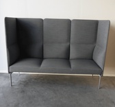 Begagnad soffa med hög rygg Senso från Fora Form. Mått Bredd 200 cm, Djup 65 cm, Höjd 140 cm, sitthöjd 45 cm. 