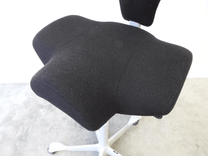 Begagnad Capisco 8106  med sadelsits från HÅG i svart. Mått: sitthöjd 60–85 cm. 