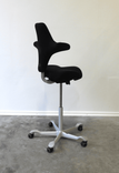 Begagnad Capisco 8106  med sadelsits från HÅG i svart. Mått: sitthöjd 60–85 cm. 