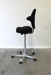 Begagnad Capisco 8106  med sadelsits från HÅG i svart. Mått: sitthöjd 60–85 cm. 