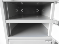 Begagnat personalskåp i ljusgrå stål från Sarpsborg Metall med 10 individuellt låsbara fack. Mått: Bredd 40 cm, djup 55 cm och höjd 175 cm. 