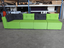 Begagnad modulsoffan Monolog från Materia är klädd i grön textil, med kuddar i grönt och grått. Mått: Bredd 300 cm, djup 90 cm, höjd 65 cm, sitthöjd 38 cm.  