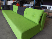 Begagnad modulsoffan Monolog från Materia är klädd i grön textil, med kuddar i grönt och grått. Mått: Bredd 300 cm, djup 90 cm, höjd 65 cm, sitthöjd 38 cm.  