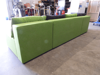 Begagnad modulsoffan Monolog från Materia är klädd i grön textil, med kuddar i grönt och grått. Mått: Bredd 300 cm, djup 90 cm, höjd 65 cm, sitthöjd 38 cm.  