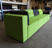 Begagnad modulsoffan Monolog från Materia är klädd i grön textil, med kuddar i grönt och grått. Mått: Bredd 300 cm, djup 90 cm, höjd 65 cm, sitthöjd 38 cm.  