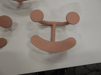 Begagnad rosa klädhängare/krok från Fritz Hansen. Mått. bredd 15 cm och höjd 13 cm. 