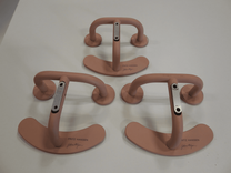 Begagnad rosa klädhängare/krok från Fritz Hansen. Mått. bredd 15 cm och höjd 13 cm. 