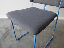 Begagnad konferensstol Frankie från Johanson Design. I grå textil med ljusblått stativ. Mått: bredd 45,5 cm, djup 49,5 cm och höjd 82 cm, sitthöjd 47 cm. 