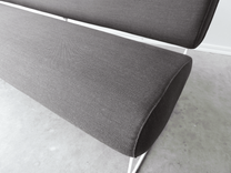 Begagnad soffa Friends från Johanson Design. I mörkbrun textil med ett vitt underrede i metall. Mått: Bredd 160 cm, Djup 67 cm, Höjd 84 cm, Sitthöjd 46 cm. 