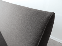 Begagnad soffa Friends från Johanson Design. I mörkbrun textil med ett vitt underrede i metall. Mått: Bredd 160 cm, Djup 67 cm, Höjd 84 cm, Sitthöjd 46 cm. 