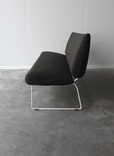 Begagnad soffa Friends från Johanson Design. I mörkbrun textil med ett vitt underrede i metall. Mått: Bredd 160 cm, Djup 67 cm, Höjd 84 cm, Sitthöjd 46 cm. 