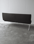 Begagnad soffa Friends från Johanson Design. I mörkbrun textil med ett vitt underrede i metall. Mått: Bredd 160 cm, Djup 67 cm, Höjd 84 cm, Sitthöjd 46 cm. 