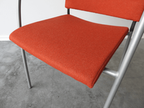 Begagnad konferensstol Spira från Lammhults. I orange färg, armstöd av svart plast och stativ i grått. Mått: bredd 55 cm, djup 56 cm, höjd 83 cm, sitthöjd 45 cm. 