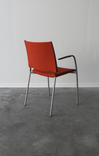 Begagnad konferensstol Spira från Lammhults. I orange färg, armstöd av svart plast och stativ i grått. Mått: bredd 55 cm, djup 56 cm, höjd 83 cm, sitthöjd 45 cm. 