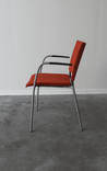 Begagnad konferensstol Spira från Lammhults. I orange färg, armstöd av svart plast och stativ i grått. Mått: bredd 55 cm, djup 56 cm, höjd 83 cm, sitthöjd 45 cm. 