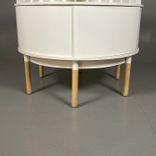 Begagnad Arkiv och lagerhylla. Postsortering, Modell Rondell från Boxit. Rund i vit färg, på träben. Mått diameter 110 cm, höjd 105 cm. 