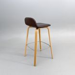 Begagnad barstol Visu från Muuto med sits i brunt skinn, ben i ek. Mått: bredd 41.3 cm, djup 40.1 cm, höjd 79 cm, sitthöjd 65 cm. 