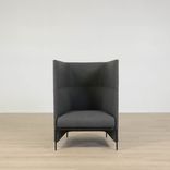 Begagnad fåtölj med hög rygg från Arflex. I mörkt grått tyg. Mått: bredd 81 cm, djup 74 cm, sittdjup 59 cm. Ryggen ger ökad komfort och privatliv. 